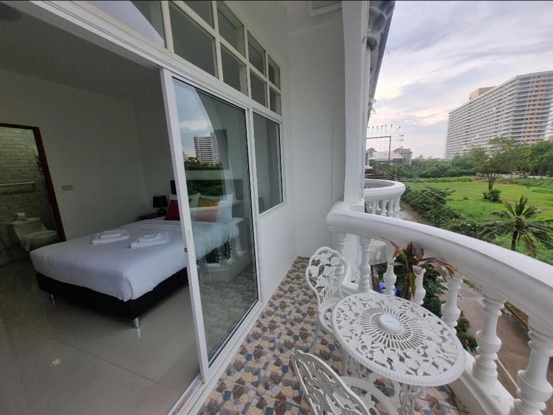 Dorothys Hotel Pattaya Exterior foto